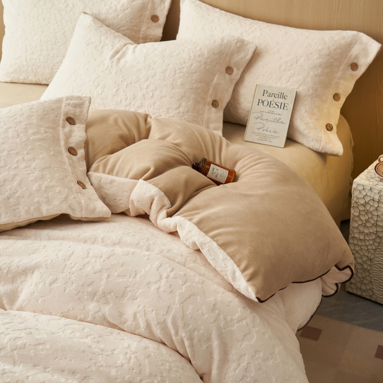 91家纺网 家纺一手货源 找家纺 寐绸家纺 2025秋冬新款230g牛奶绒壁纸风雕花四件套 壁纸风-高级白