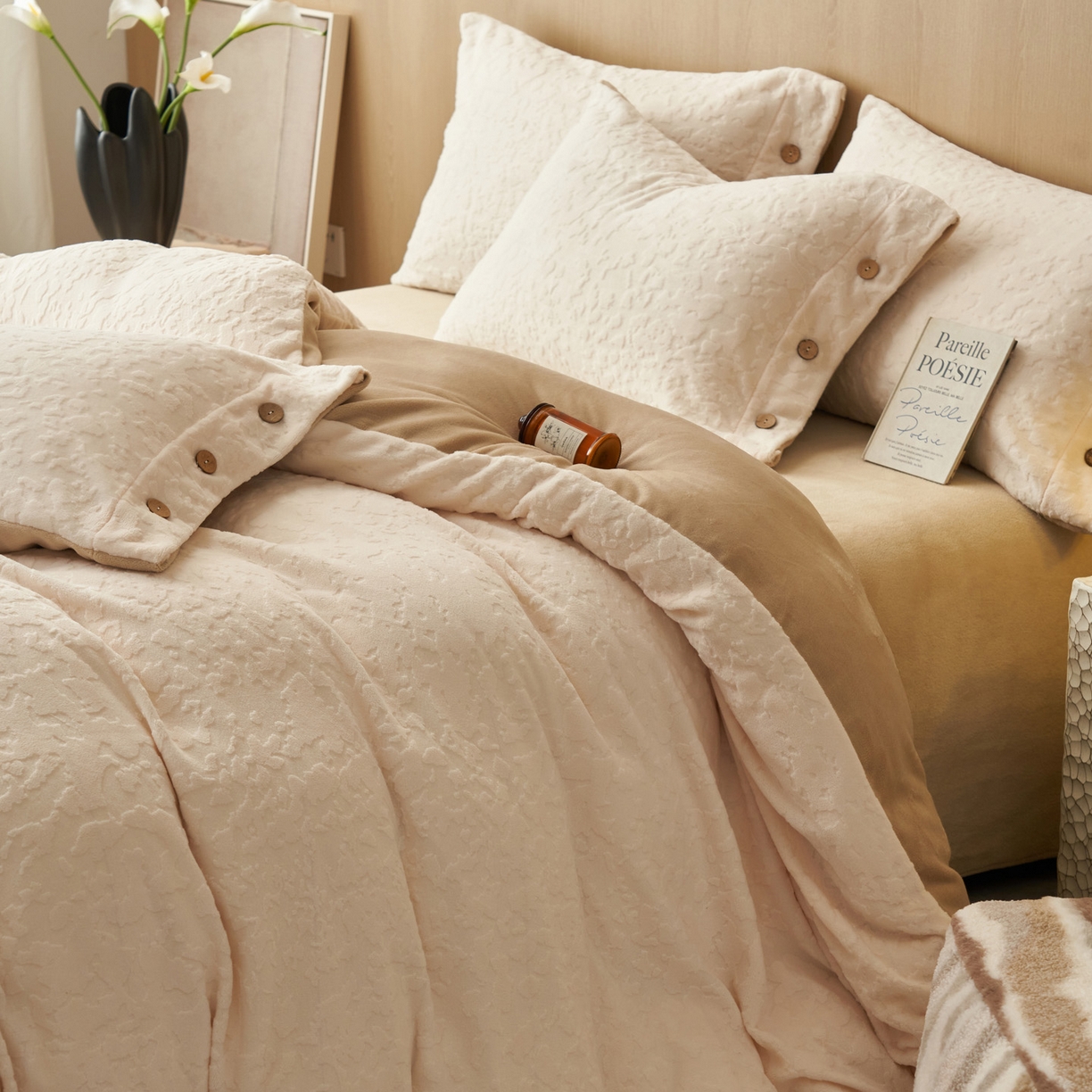 91家纺网 家纺一手货源 找家纺 寐绸家纺 2025秋冬新款230g牛奶绒壁纸风雕花四件套 壁纸风-高级白