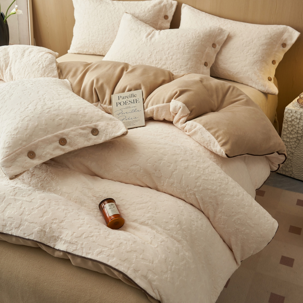 91家纺网 家纺一手货源 找家纺 寐绸家纺 2025秋冬新款230g牛奶绒壁纸风雕花四件套 壁纸风-高级白