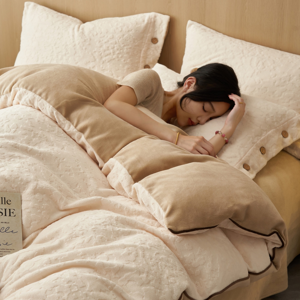 91家纺网 家纺一手货源 找家纺 寐绸家纺 2025秋冬新款230g牛奶绒壁纸风雕花四件套 壁纸风-高级白