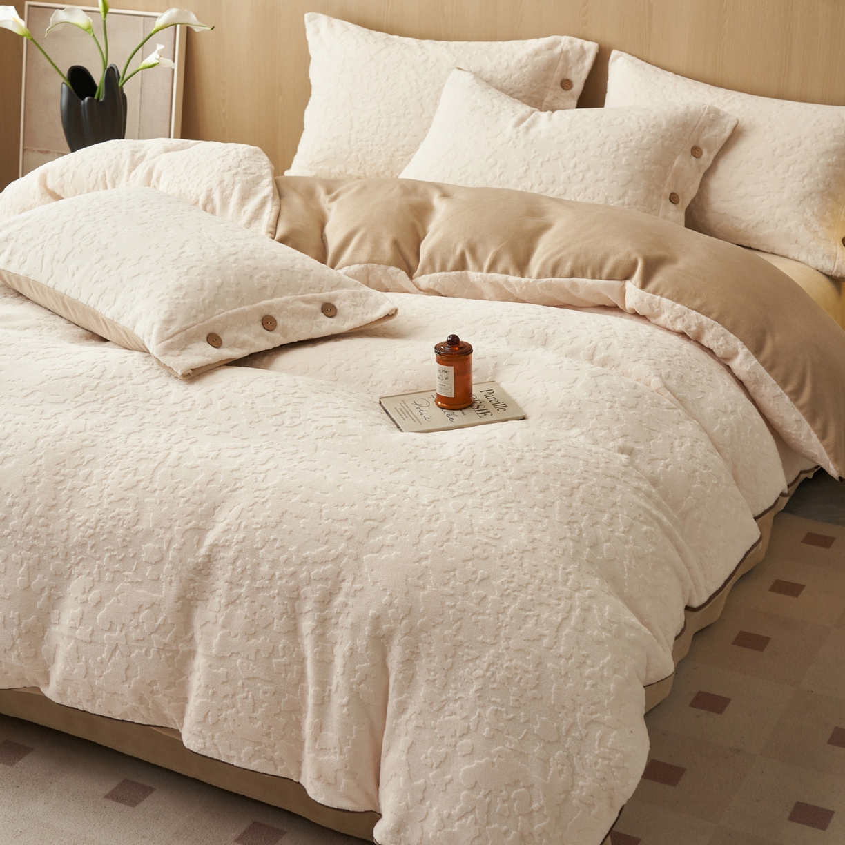 91家纺网 家纺一手货源 找家纺 寐绸家纺 2025秋冬新款230g牛奶绒壁纸风雕花四件套 壁纸风-高级白