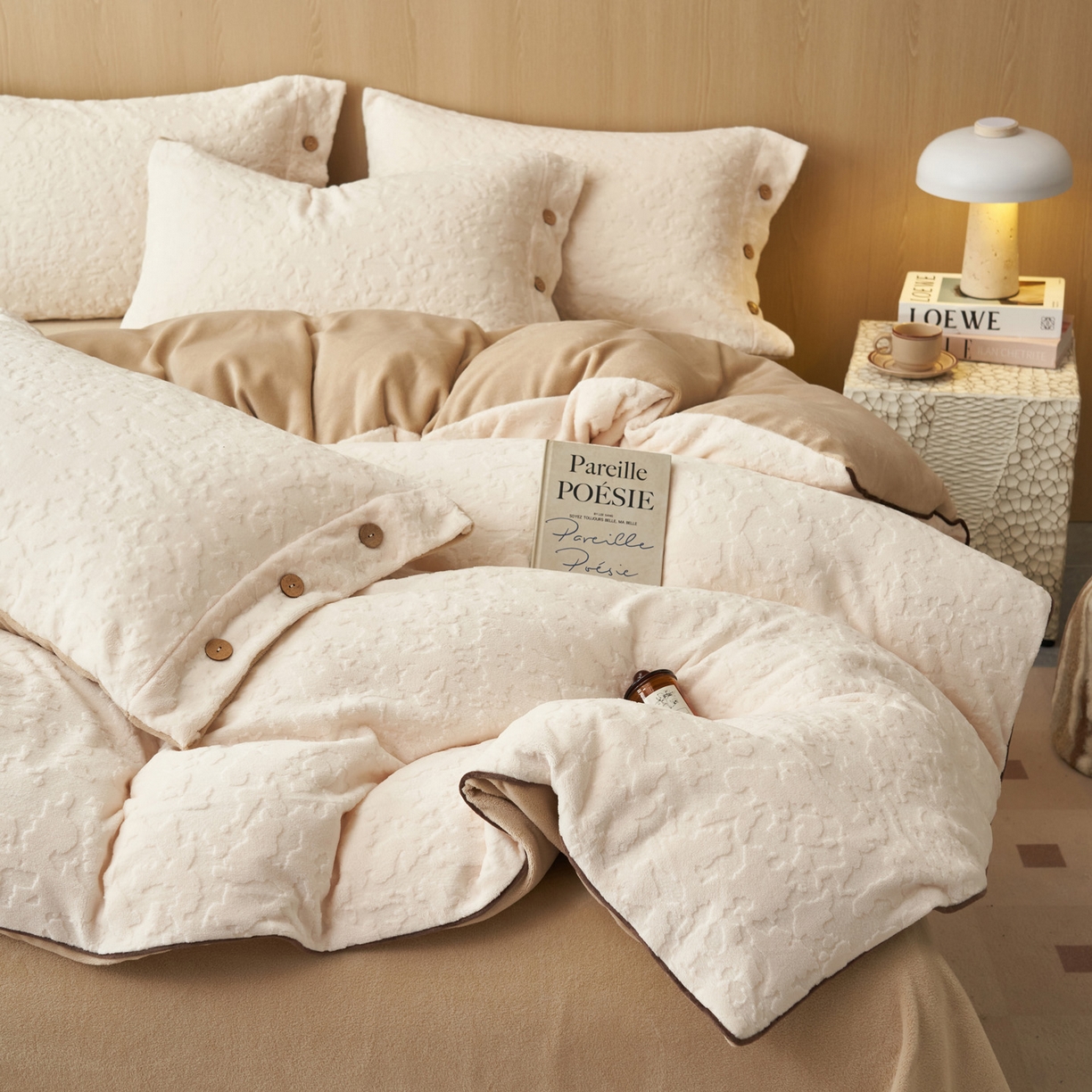 91家纺网 家纺一手货源 找家纺 寐绸家纺 2025秋冬新款230g牛奶绒壁纸风雕花四件套 壁纸风-高级白