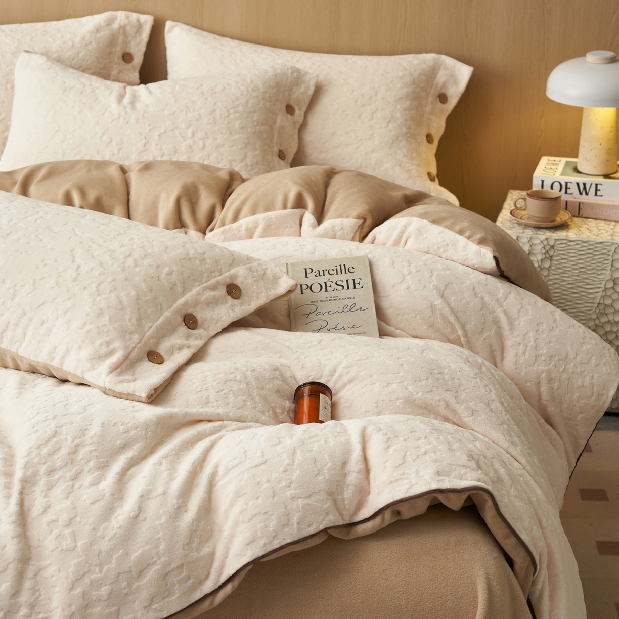 91家纺网 家纺一手货源 找家纺 寐绸家纺 2025秋冬新款230g牛奶绒壁纸风雕花四件套 壁纸风-高级白