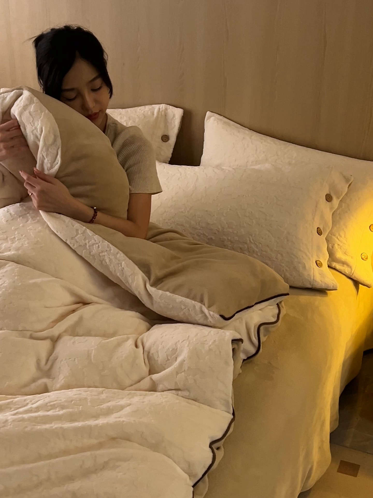 91家纺网 家纺一手货源 找家纺 寐绸家纺 2025秋冬新款230g牛奶绒壁纸风雕花四件套 壁纸风-高级白