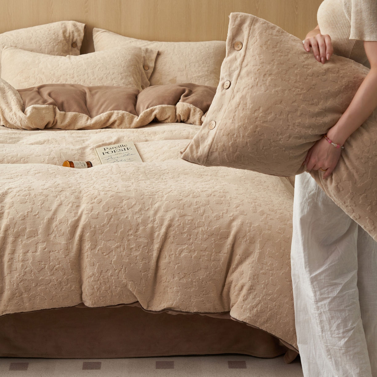 91家纺网 家纺一手货源 找家纺 寐绸家纺 2025秋冬新款230g牛奶绒壁纸风雕花四件套 壁纸风-浅驼