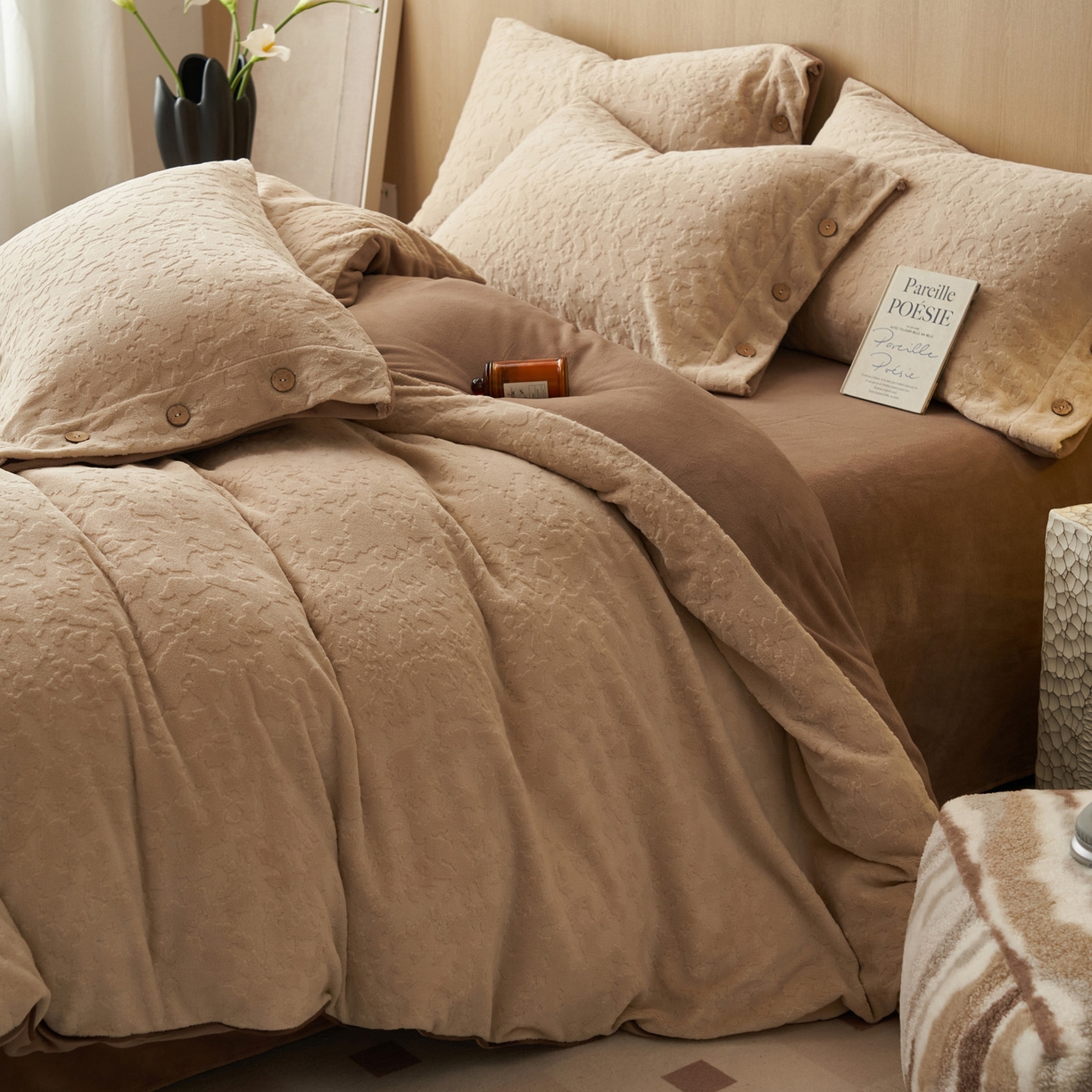 91家纺网 家纺一手货源 找家纺 寐绸家纺 2025秋冬新款230g牛奶绒壁纸风雕花四件套 壁纸风-浅驼