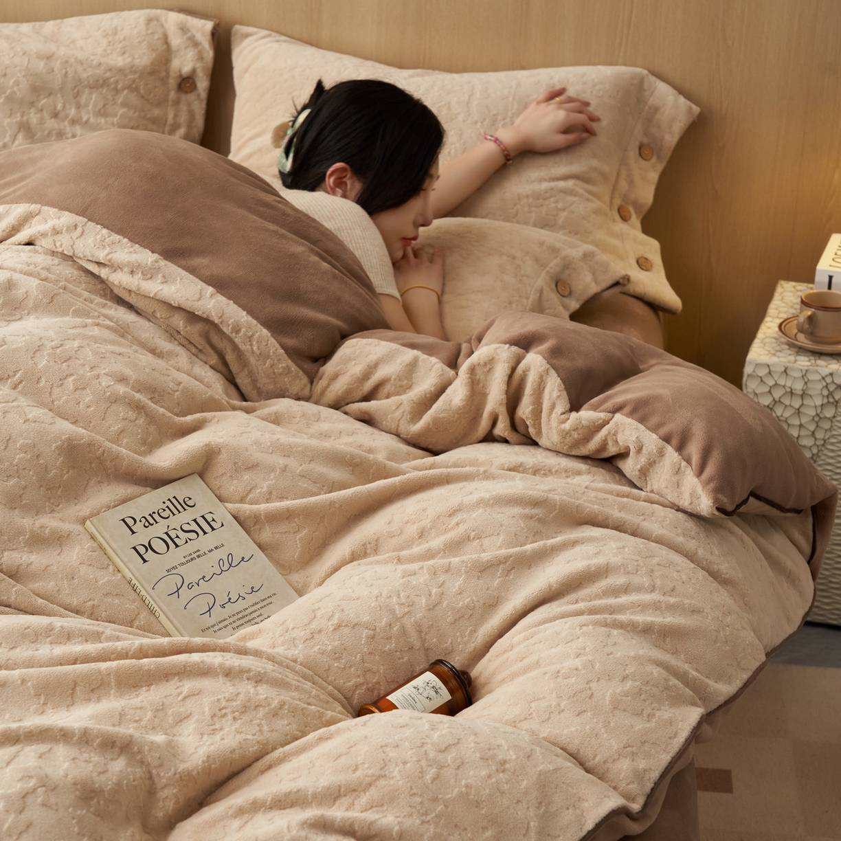 91家纺网 家纺一手货源 找家纺 寐绸家纺 2025秋冬新款230g牛奶绒壁纸风雕花四件套 壁纸风-浅驼