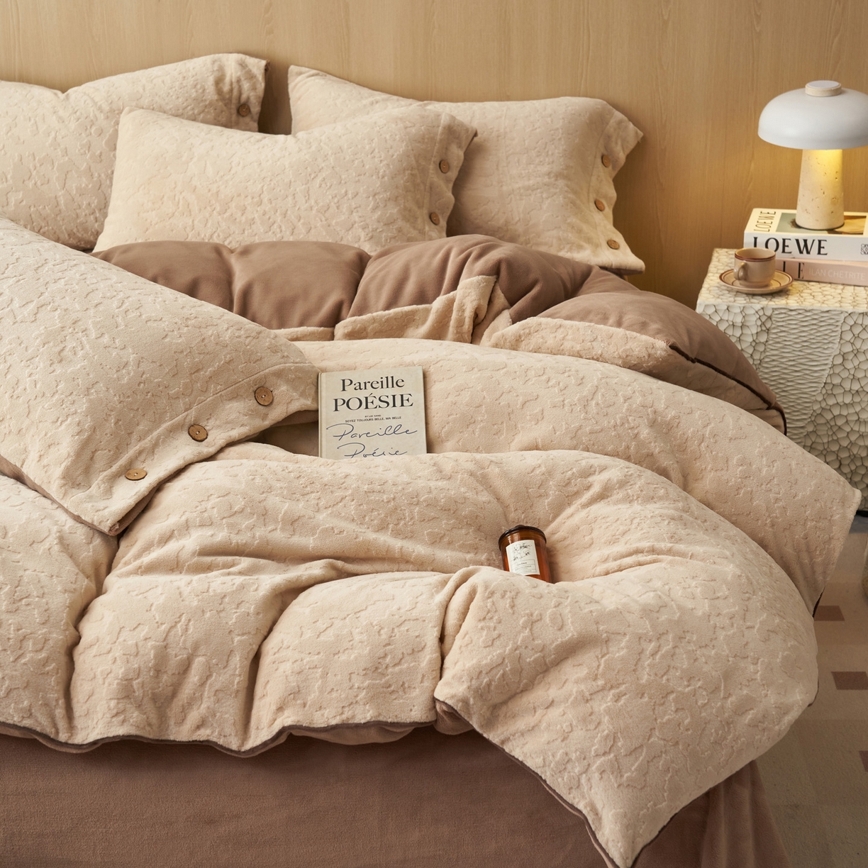 91家纺网 家纺一手货源 找家纺 寐绸家纺 2025秋冬新款230g牛奶绒壁纸风雕花四件套 壁纸风-浅驼