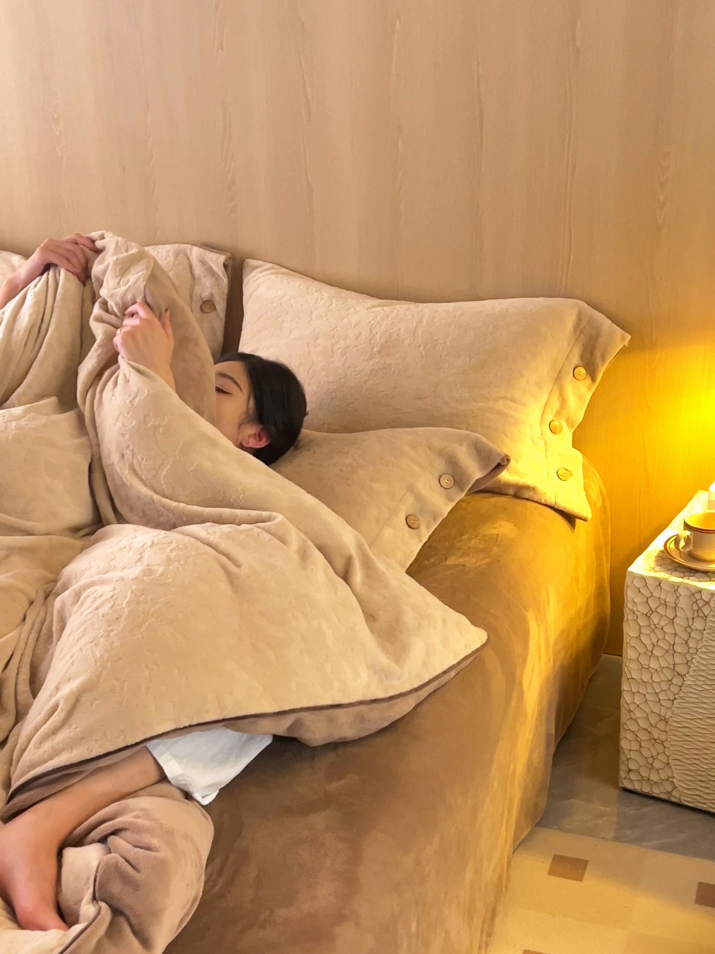 91家纺网 家纺一手货源 找家纺 寐绸家纺 2025秋冬新款230g牛奶绒壁纸风雕花四件套 壁纸风-浅驼