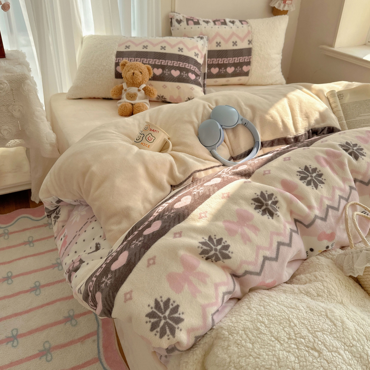 91家纺网 家纺一手货源 找家纺 顾里家纺 2025新款ins韩风甜感羊羔拼接牛奶绒少女系四件套 费尔岛巧奶昔