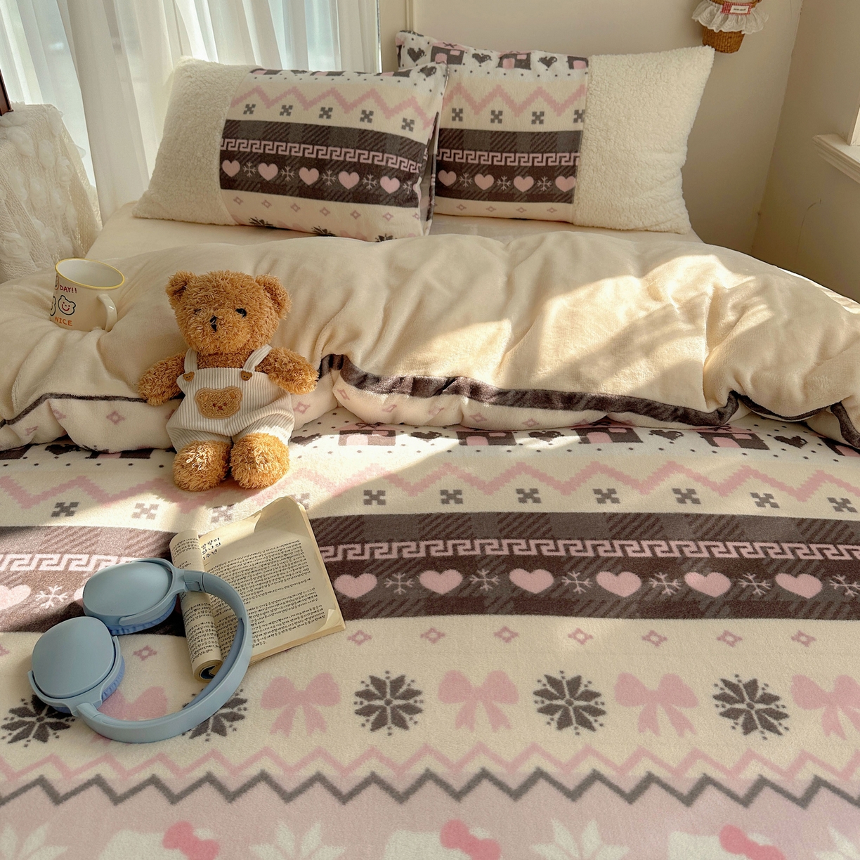 91家纺网 家纺一手货源 找家纺 顾里家纺 2025新款ins韩风甜感羊羔拼接牛奶绒少女系四件套 费尔岛巧奶昔