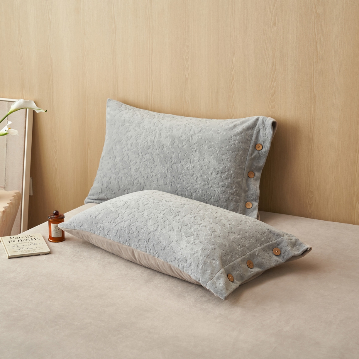 91家纺网 家纺一手货源 找家纺 寐绸家纺 2025秋冬新款230g牛奶绒壁纸风雕花四件套 壁纸风-优雅灰