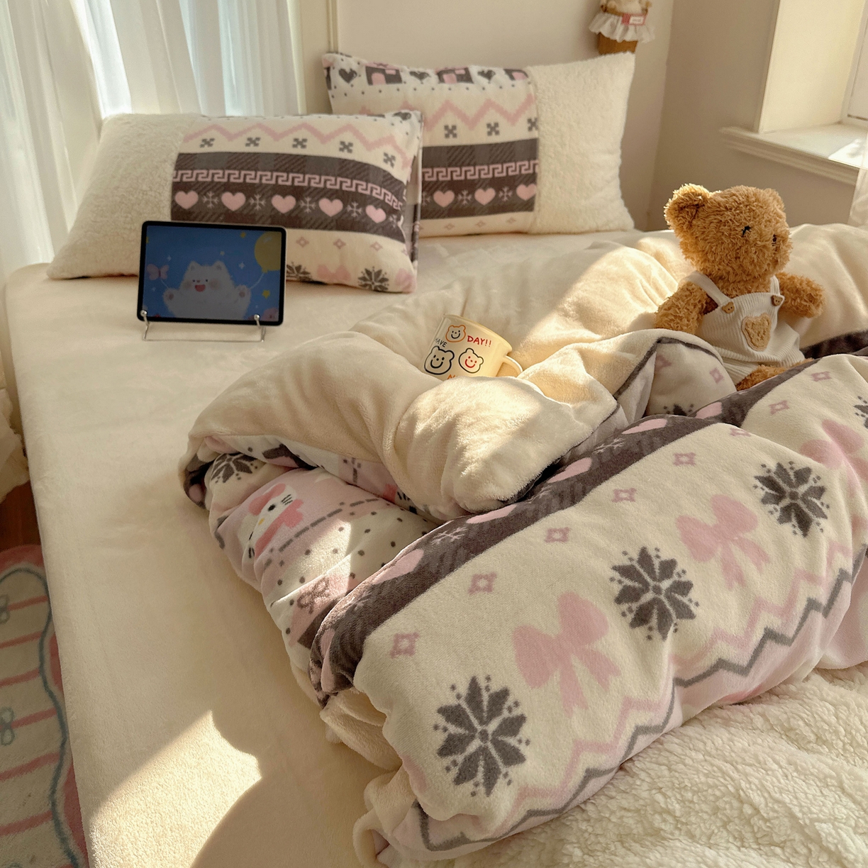 91家纺网 家纺一手货源 找家纺 顾里家纺 2025新款ins韩风甜感羊羔拼接牛奶绒少女系四件套 费尔岛巧奶昔