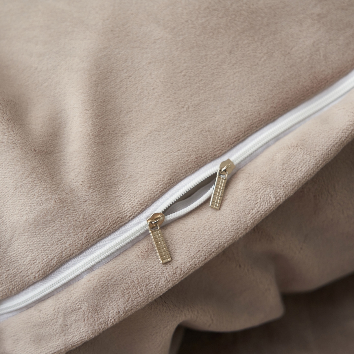 91家纺网 家纺一手货源 找家纺 寐绸家纺 2025秋冬新款230g牛奶绒壁纸风雕花四件套 壁纸风-优雅灰