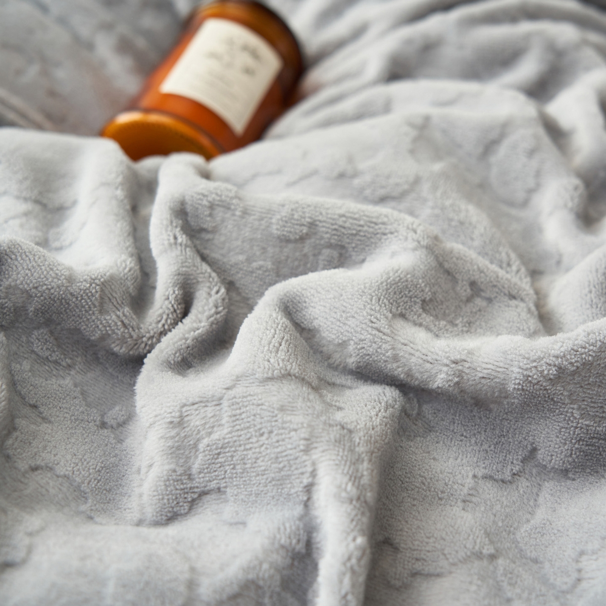 91家纺网 家纺一手货源 找家纺 寐绸家纺 2025秋冬新款230g牛奶绒壁纸风雕花四件套 壁纸风-优雅灰