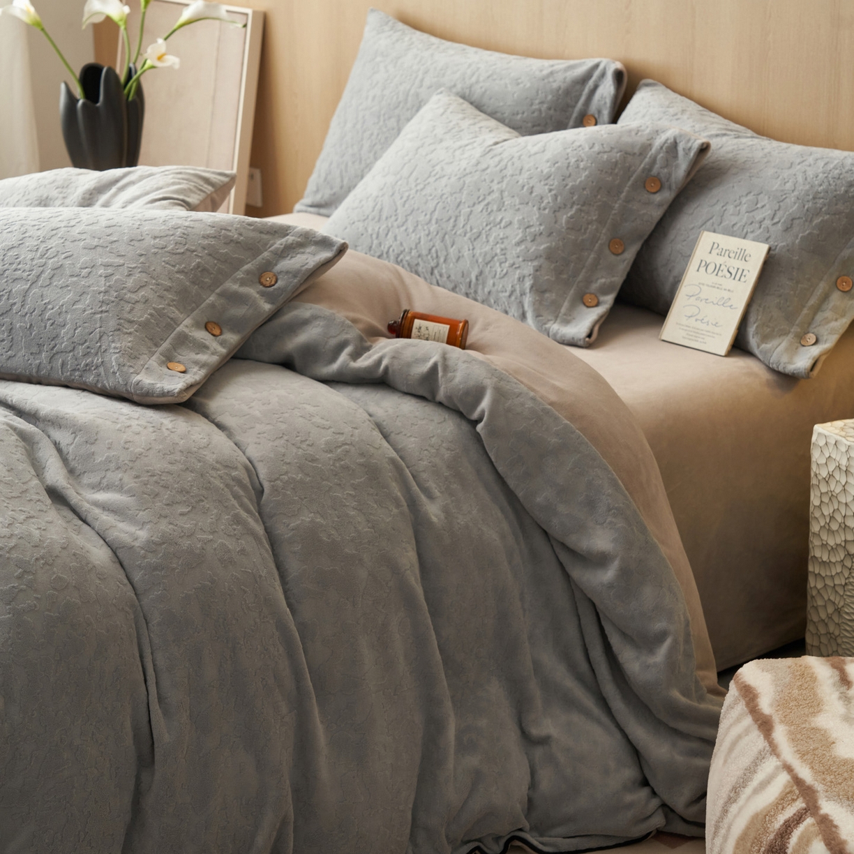 91家纺网 家纺一手货源 找家纺 寐绸家纺 2025秋冬新款230g牛奶绒壁纸风雕花四件套 壁纸风-优雅灰