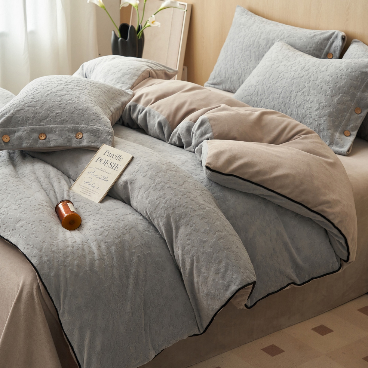 91家纺网 家纺一手货源 找家纺 寐绸家纺 2025秋冬新款230g牛奶绒壁纸风雕花四件套 壁纸风-优雅灰