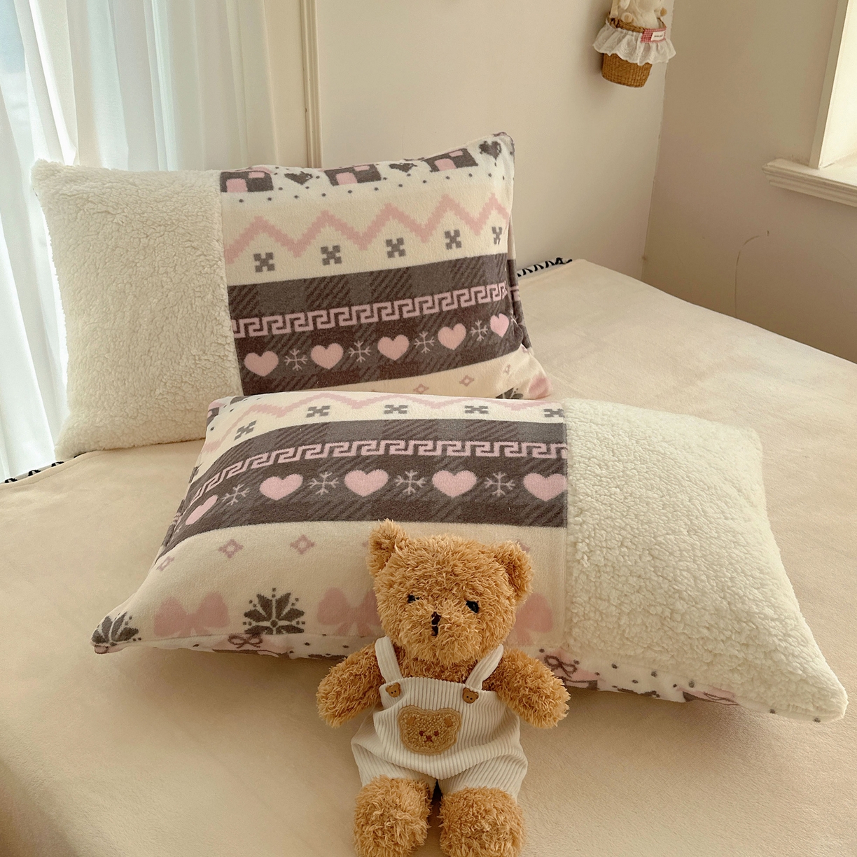 91家纺网 家纺一手货源 找家纺 顾里家纺 2025新款ins韩风甜感羊羔拼接牛奶绒少女系四件套 费尔岛巧奶昔