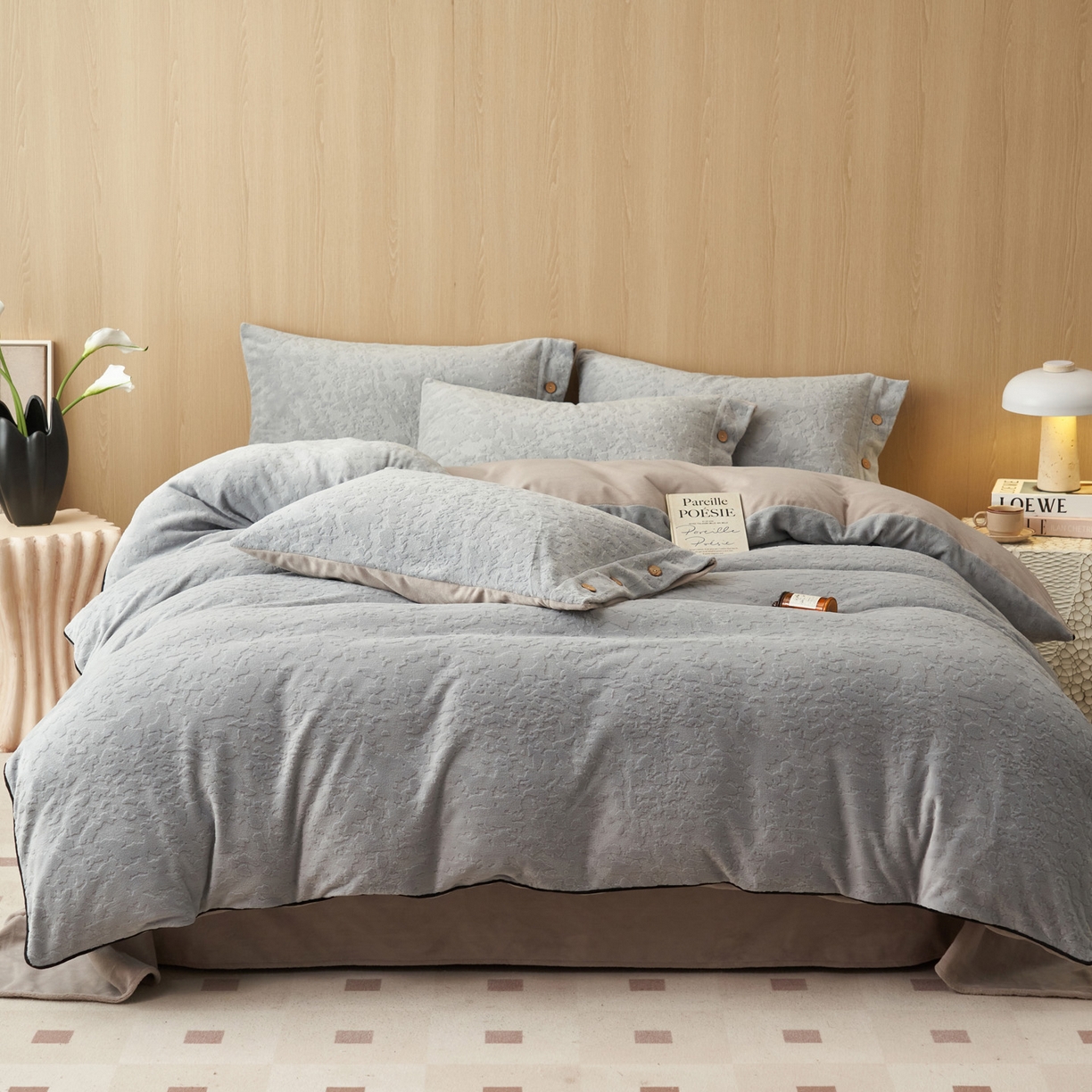 91家纺网 家纺一手货源 找家纺 寐绸家纺 2025秋冬新款230g牛奶绒壁纸风雕花四件套 壁纸风-优雅灰