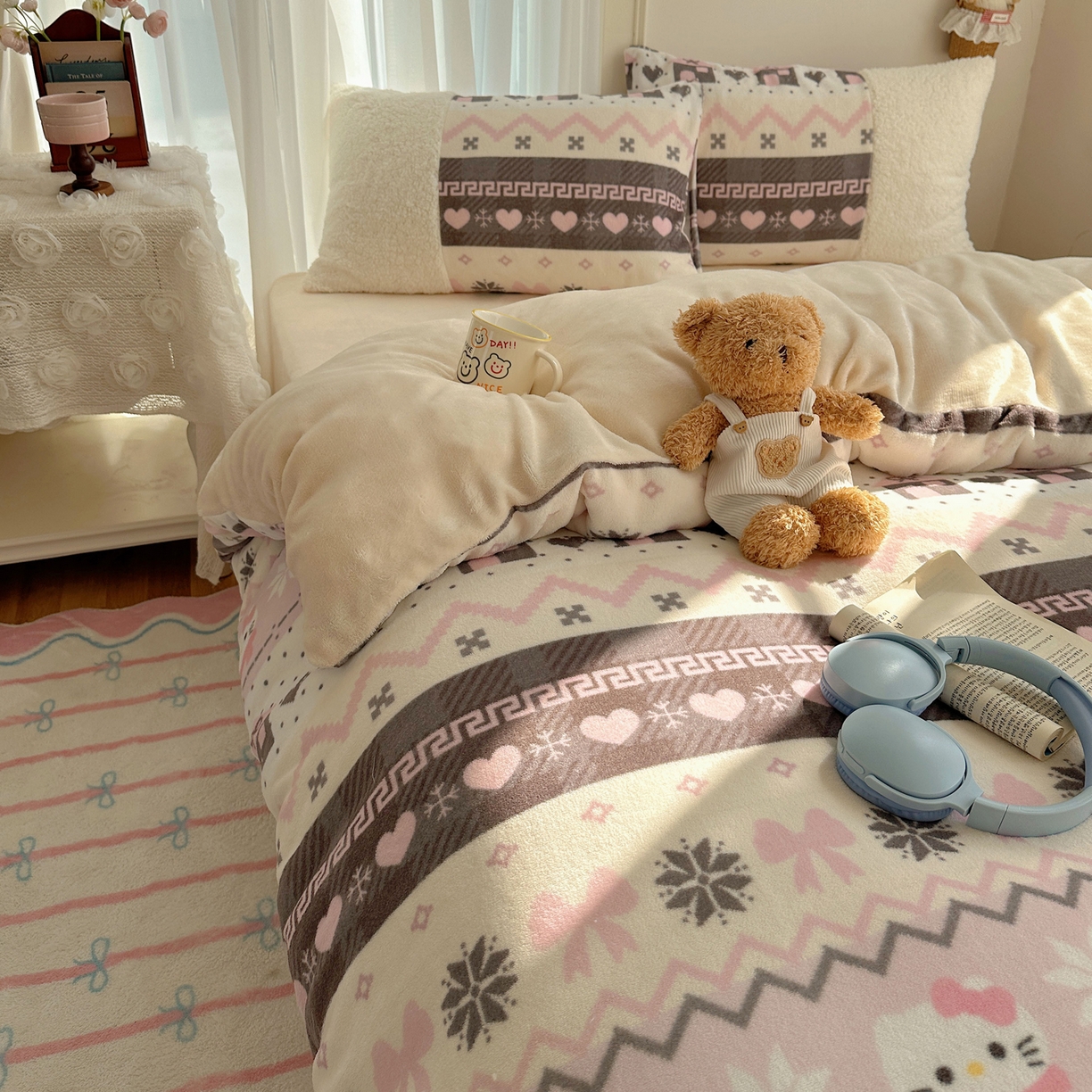 91家纺网 家纺一手货源 找家纺 顾里家纺 2025新款ins韩风甜感羊羔拼接牛奶绒少女系四件套 费尔岛巧奶昔