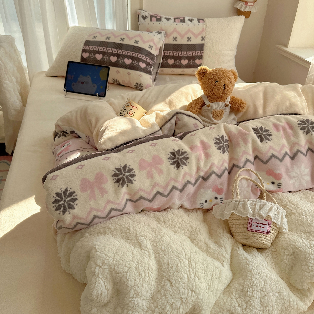 91家纺网 家纺一手货源 找家纺 顾里家纺 2025新款ins韩风甜感羊羔拼接牛奶绒少女系四件套 费尔岛巧奶昔