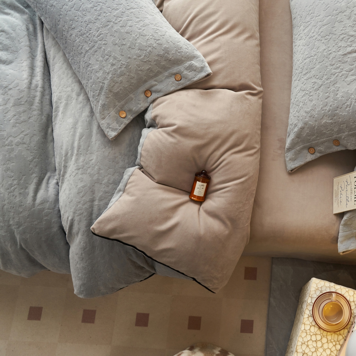 91家纺网 家纺一手货源 找家纺 寐绸家纺 2025秋冬新款230g牛奶绒壁纸风雕花四件套 壁纸风-优雅灰