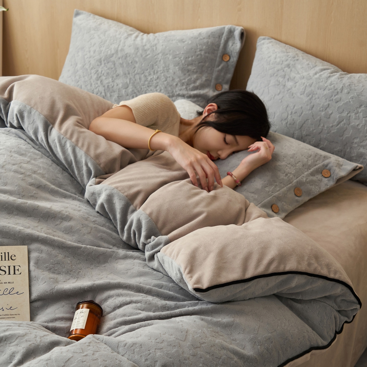 91家纺网 家纺一手货源 找家纺 寐绸家纺 2025秋冬新款230g牛奶绒壁纸风雕花四件套 壁纸风-优雅灰