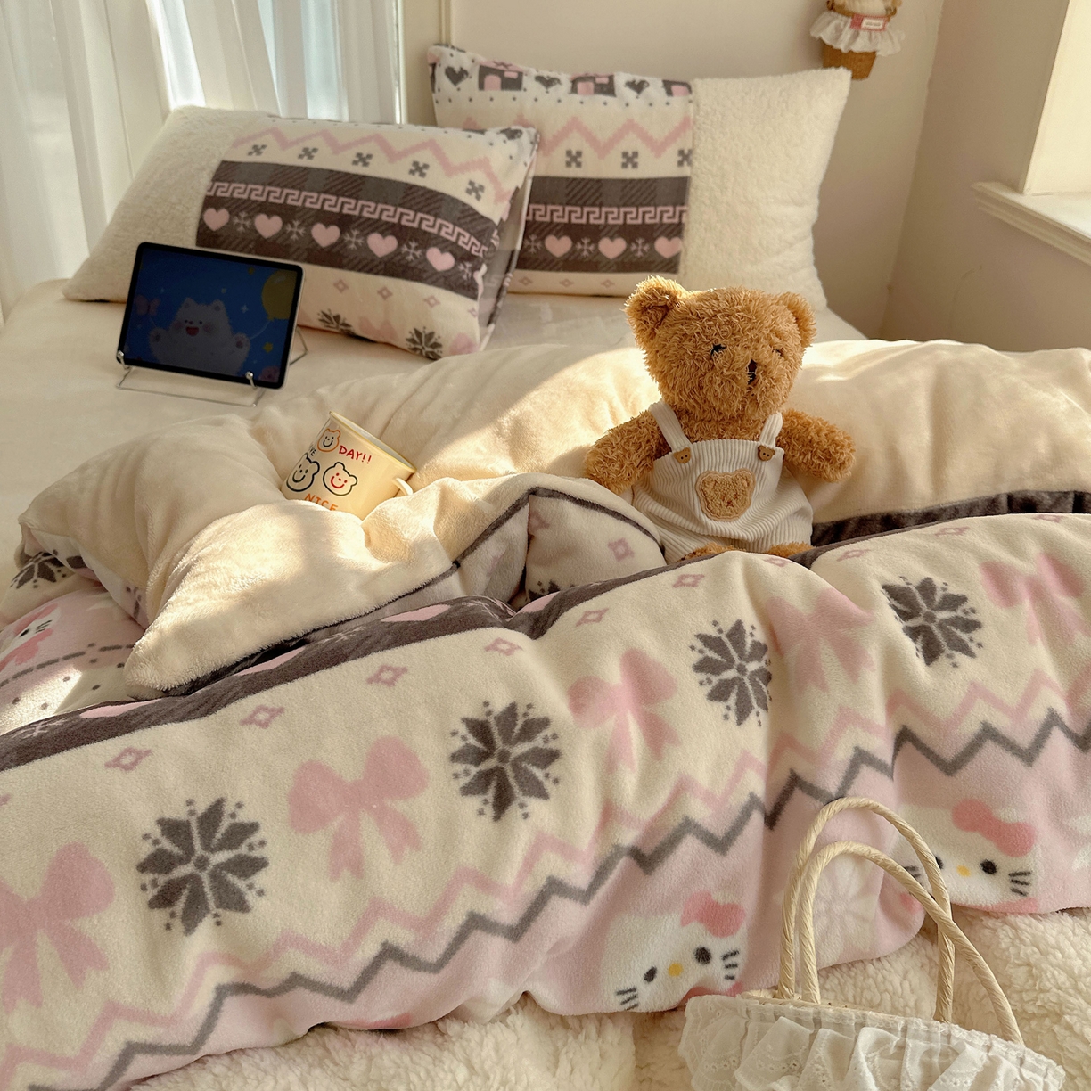 91家纺网 家纺一手货源 找家纺 顾里家纺 2025新款ins韩风甜感羊羔拼接牛奶绒少女系四件套 费尔岛巧奶昔