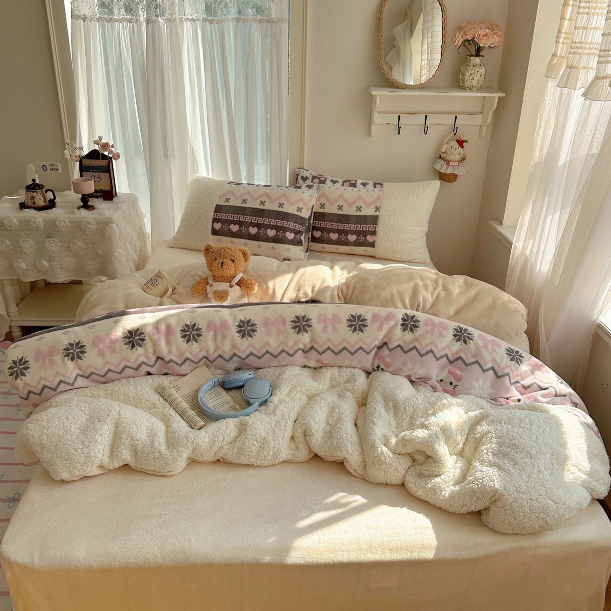 91家纺网 家纺一手货源 找家纺 顾里家纺 2025新款ins韩风甜感羊羔拼接牛奶绒少女系四件套 费尔岛巧奶昔