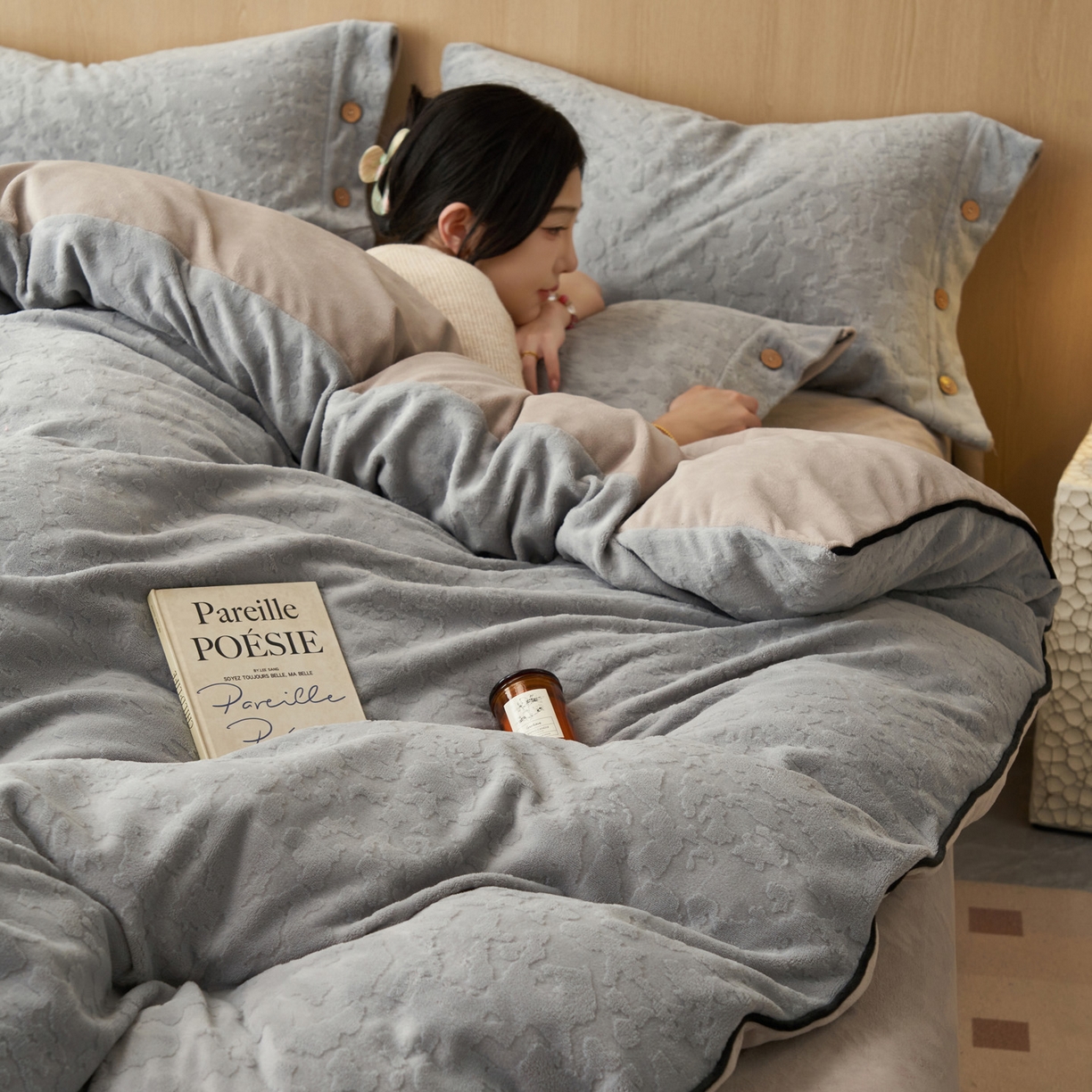 91家纺网 家纺一手货源 找家纺 寐绸家纺 2025秋冬新款230g牛奶绒壁纸风雕花四件套 壁纸风-优雅灰