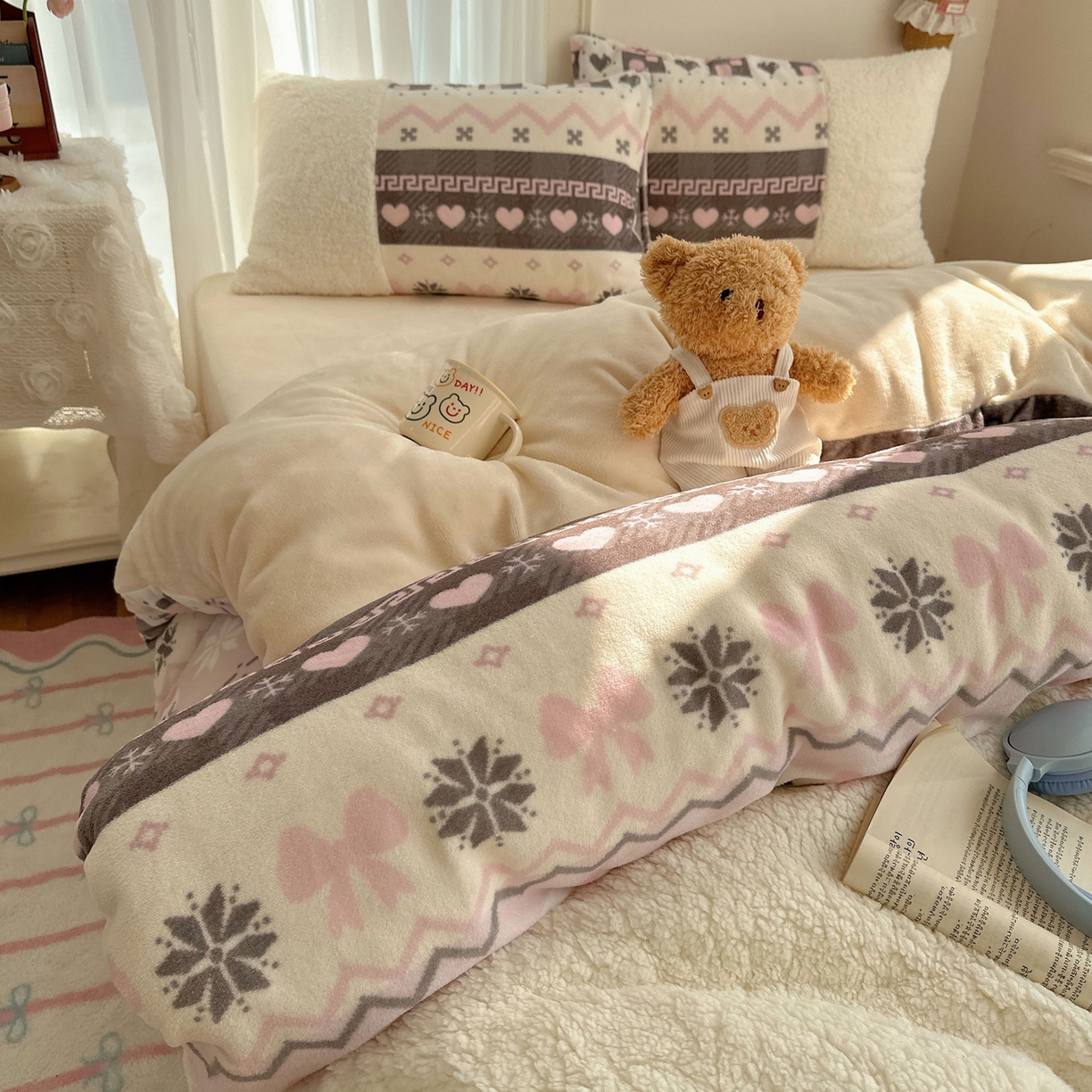 91家纺网 家纺一手货源 找家纺 顾里家纺 2025新款ins韩风甜感羊羔拼接牛奶绒少女系四件套 费尔岛巧奶昔