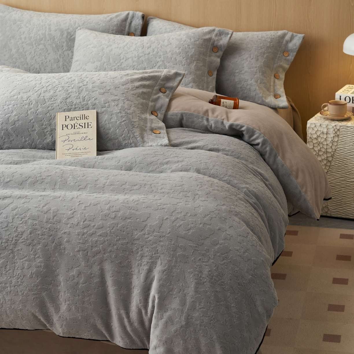 91家纺网 家纺一手货源 找家纺 寐绸家纺 2025秋冬新款230g牛奶绒壁纸风雕花四件套 壁纸风-优雅灰