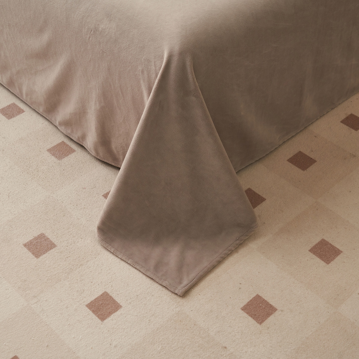 91家纺网 家纺一手货源 找家纺 寐绸家纺 2025秋冬新款230g牛奶绒壁纸风雕花四件套 壁纸风-优雅灰