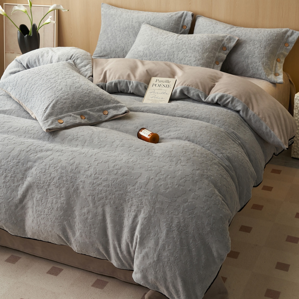 91家纺网 家纺一手货源 找家纺 寐绸家纺 2025秋冬新款230g牛奶绒壁纸风雕花四件套 壁纸风-优雅灰