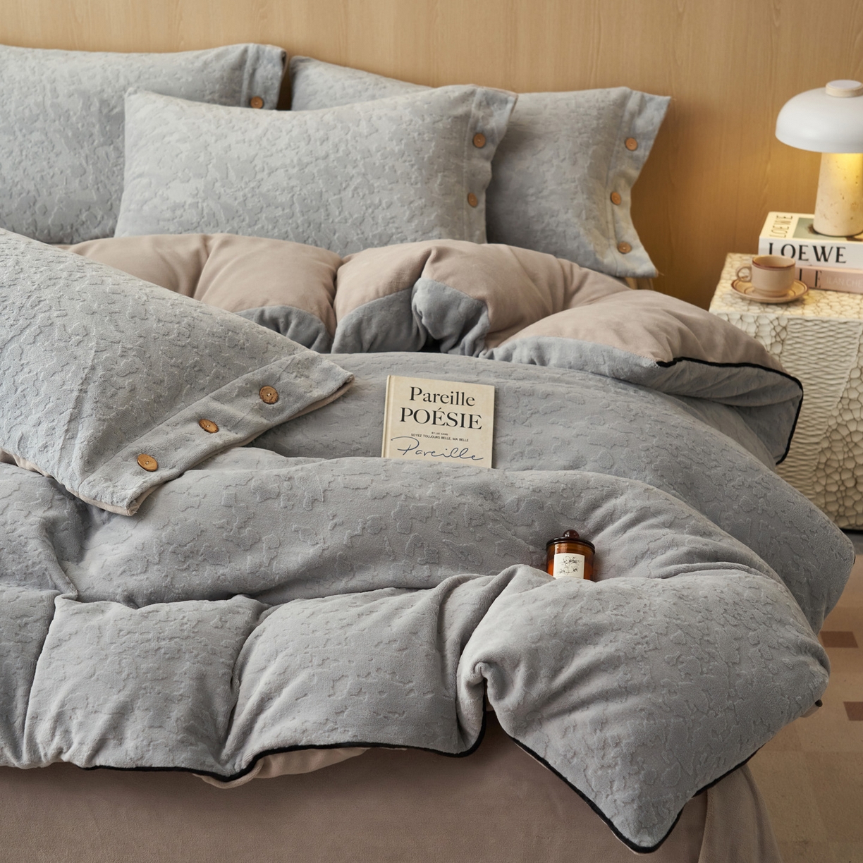 91家纺网 家纺一手货源 找家纺 寐绸家纺 2025秋冬新款230g牛奶绒壁纸风雕花四件套 壁纸风-优雅灰