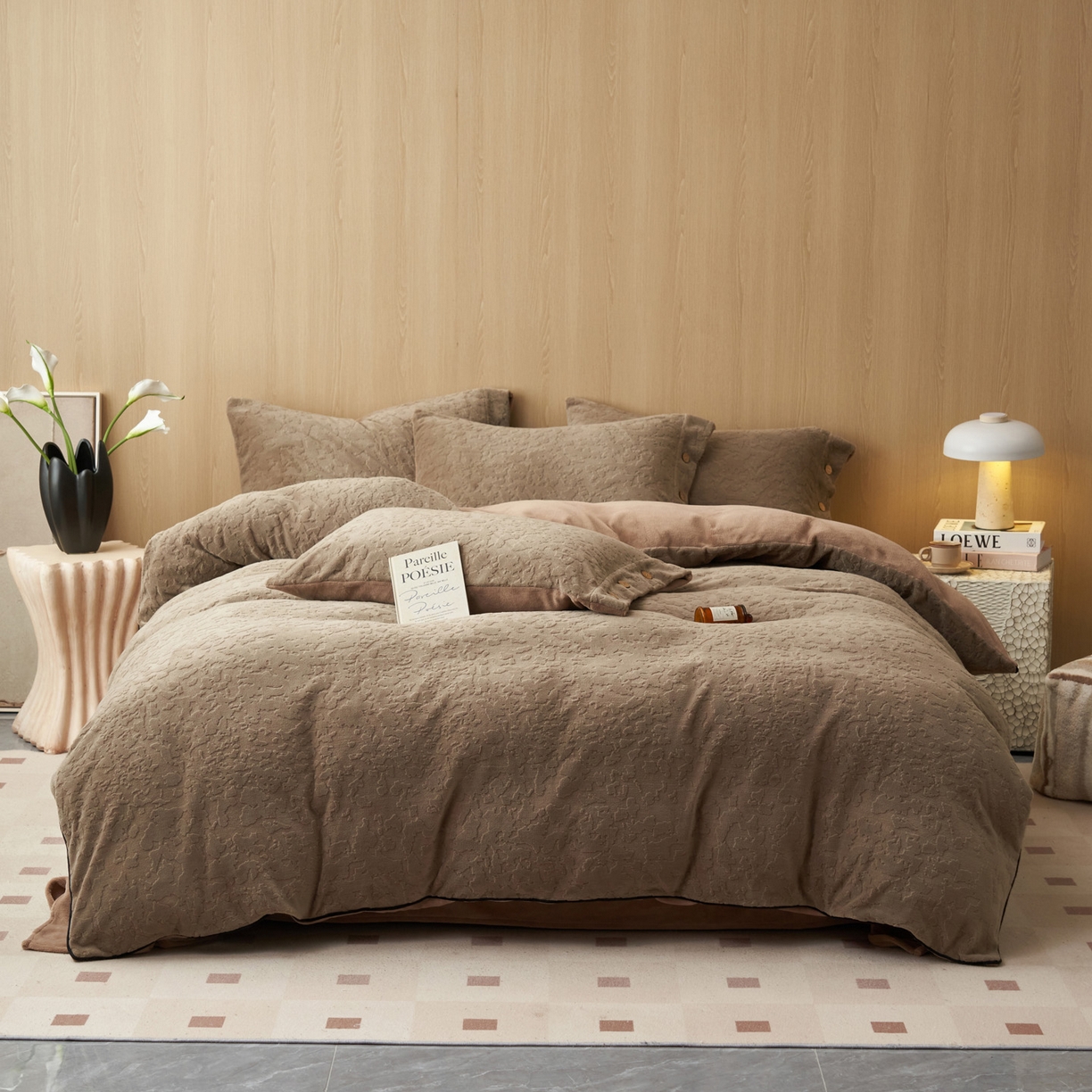 91家纺网 家纺一手货源 找家纺 寐绸家纺 2025秋冬新款230g牛奶绒壁纸风雕花四件套 壁纸风-棕色