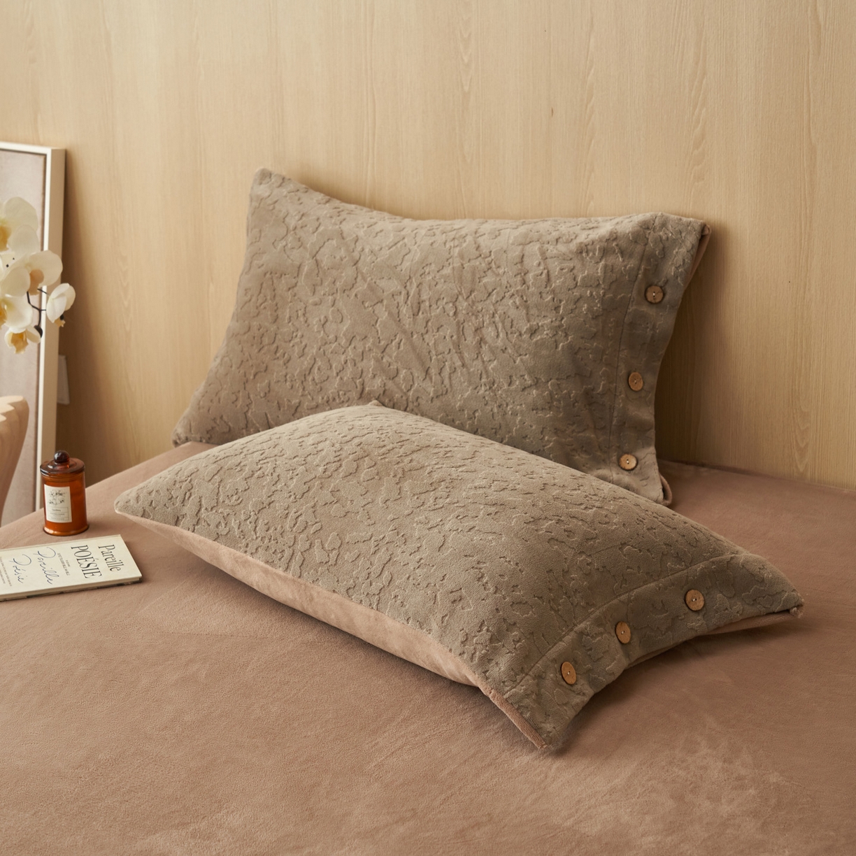 91家纺网 家纺一手货源 找家纺 寐绸家纺 2025秋冬新款230g牛奶绒壁纸风雕花四件套 壁纸风-棕色