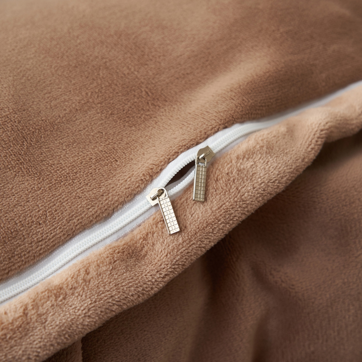 91家纺网 家纺一手货源 找家纺 寐绸家纺 2025秋冬新款230g牛奶绒壁纸风雕花四件套 壁纸风-棕色