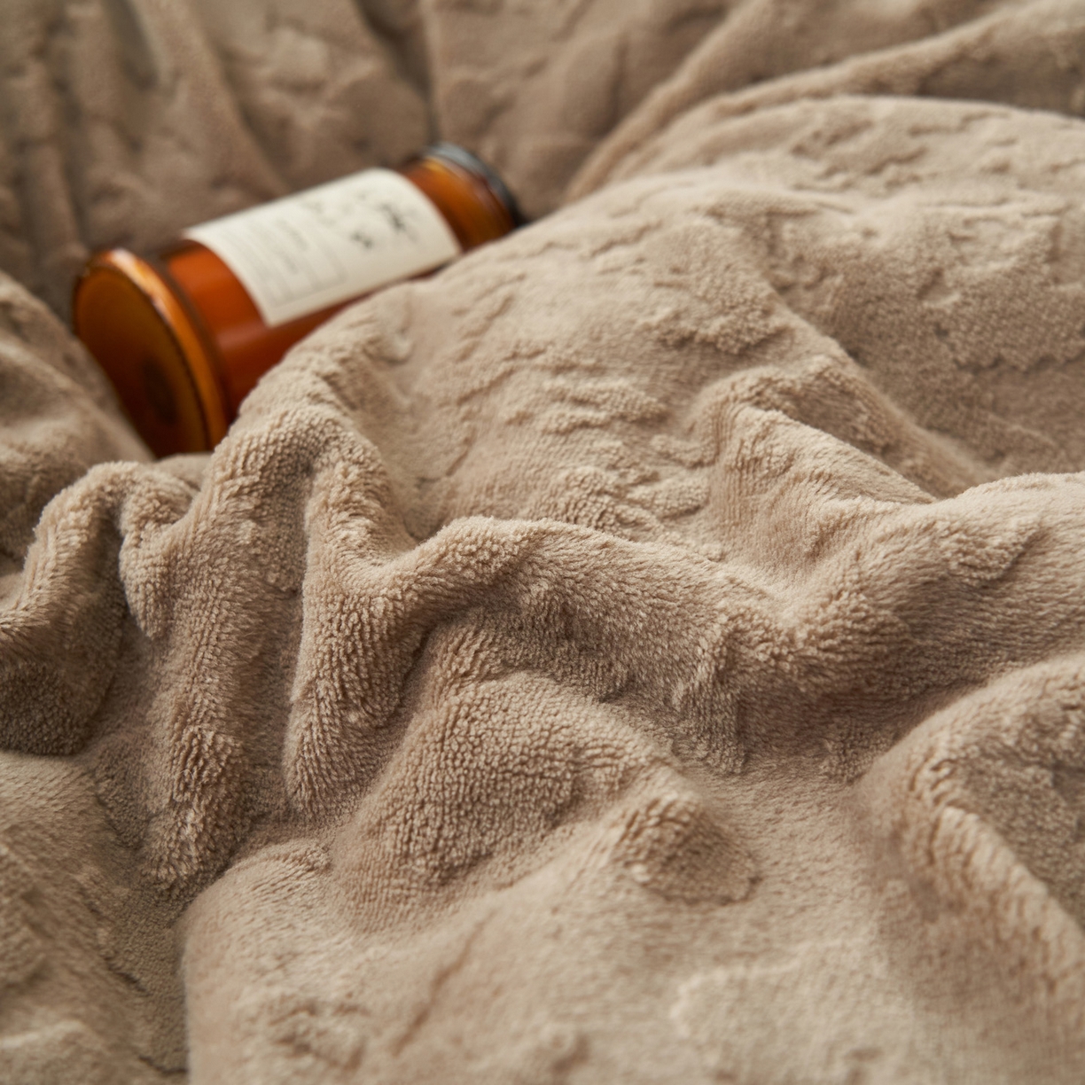 91家纺网 家纺一手货源 找家纺 寐绸家纺 2025秋冬新款230g牛奶绒壁纸风雕花四件套 壁纸风-棕色