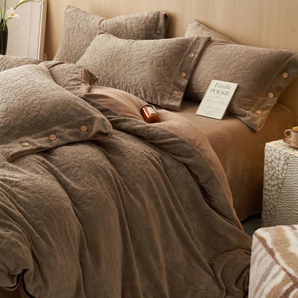 91家纺网 家纺一手货源 找家纺 寐绸家纺 2025秋冬新款230g牛奶绒壁纸风雕花四件套 壁纸风-棕色