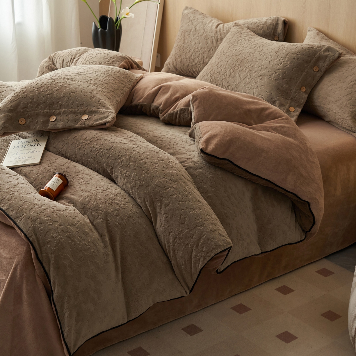 91家纺网 家纺一手货源 找家纺 寐绸家纺 2025秋冬新款230g牛奶绒壁纸风雕花四件套 壁纸风-棕色