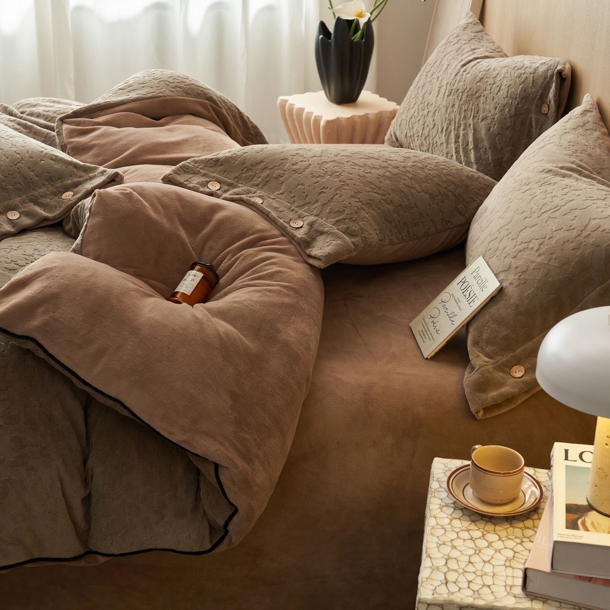 91家纺网 家纺一手货源 找家纺 寐绸家纺 2025秋冬新款230g牛奶绒壁纸风雕花四件套 壁纸风-棕色