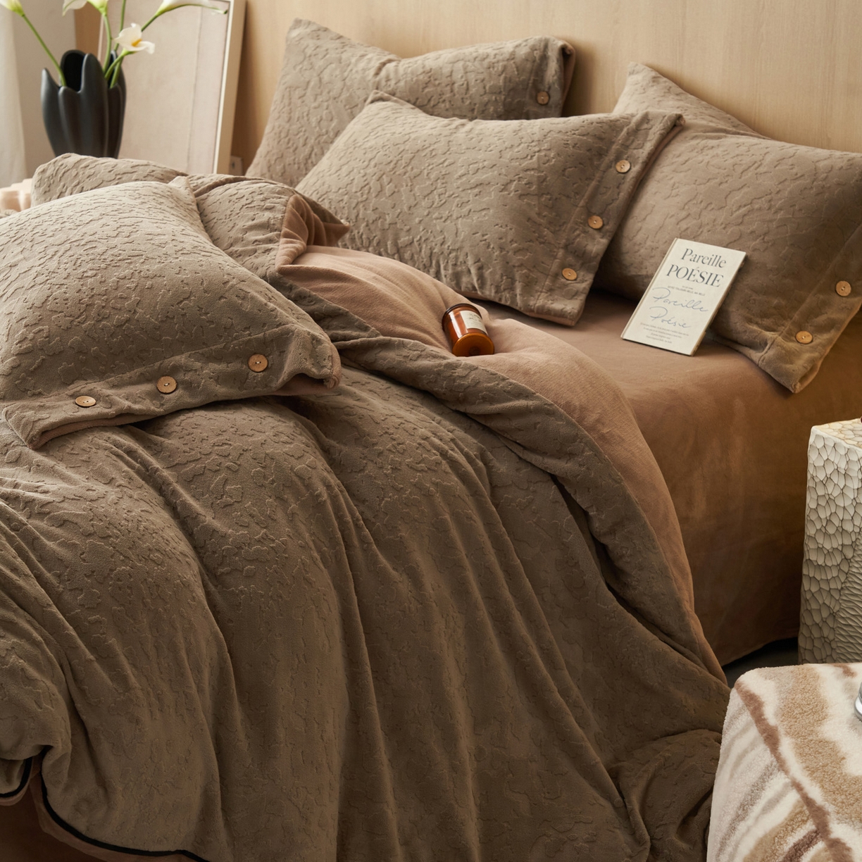 91家纺网 家纺一手货源 找家纺 寐绸家纺 2025秋冬新款230g牛奶绒壁纸风雕花四件套 壁纸风-棕色