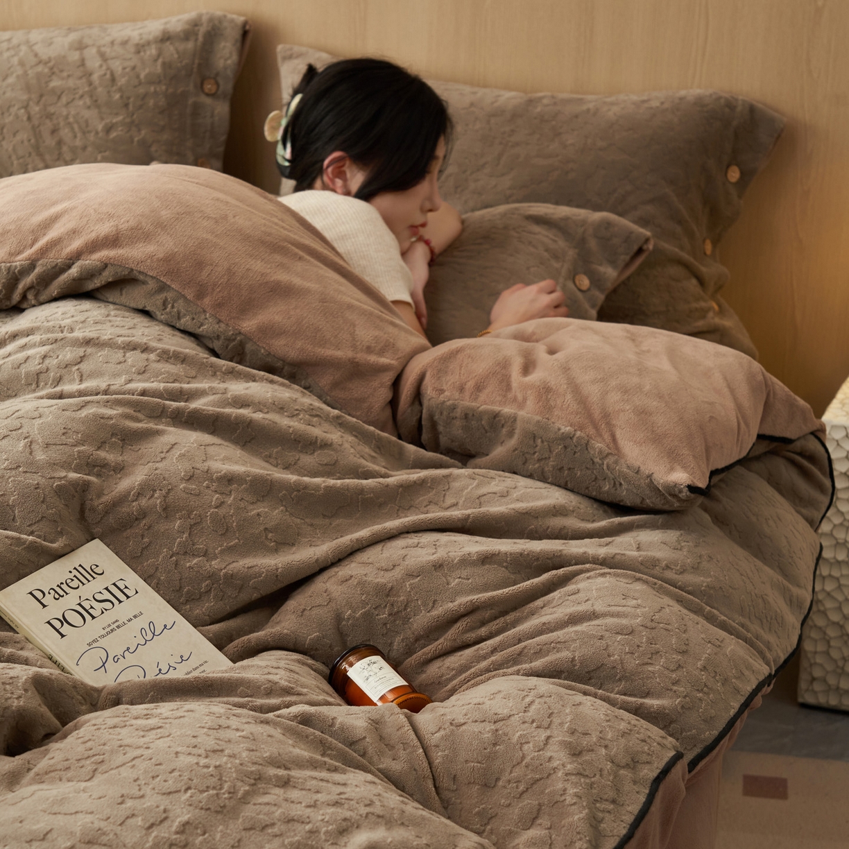 91家纺网 家纺一手货源 找家纺 寐绸家纺 2025秋冬新款230g牛奶绒壁纸风雕花四件套 壁纸风-棕色