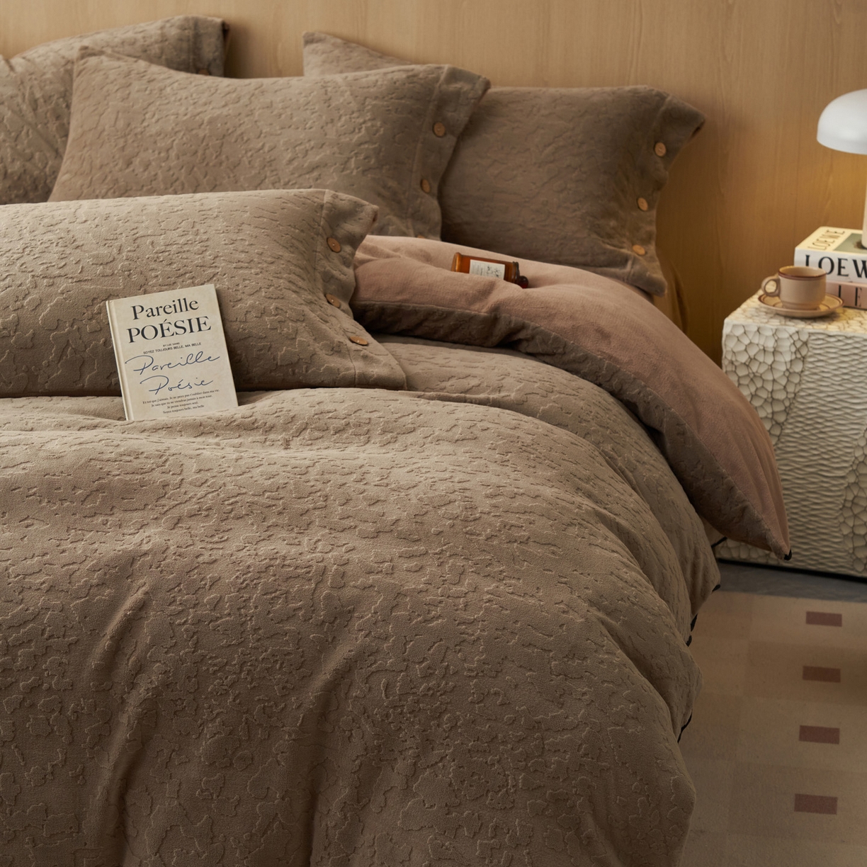 91家纺网 家纺一手货源 找家纺 寐绸家纺 2025秋冬新款230g牛奶绒壁纸风雕花四件套 壁纸风-棕色