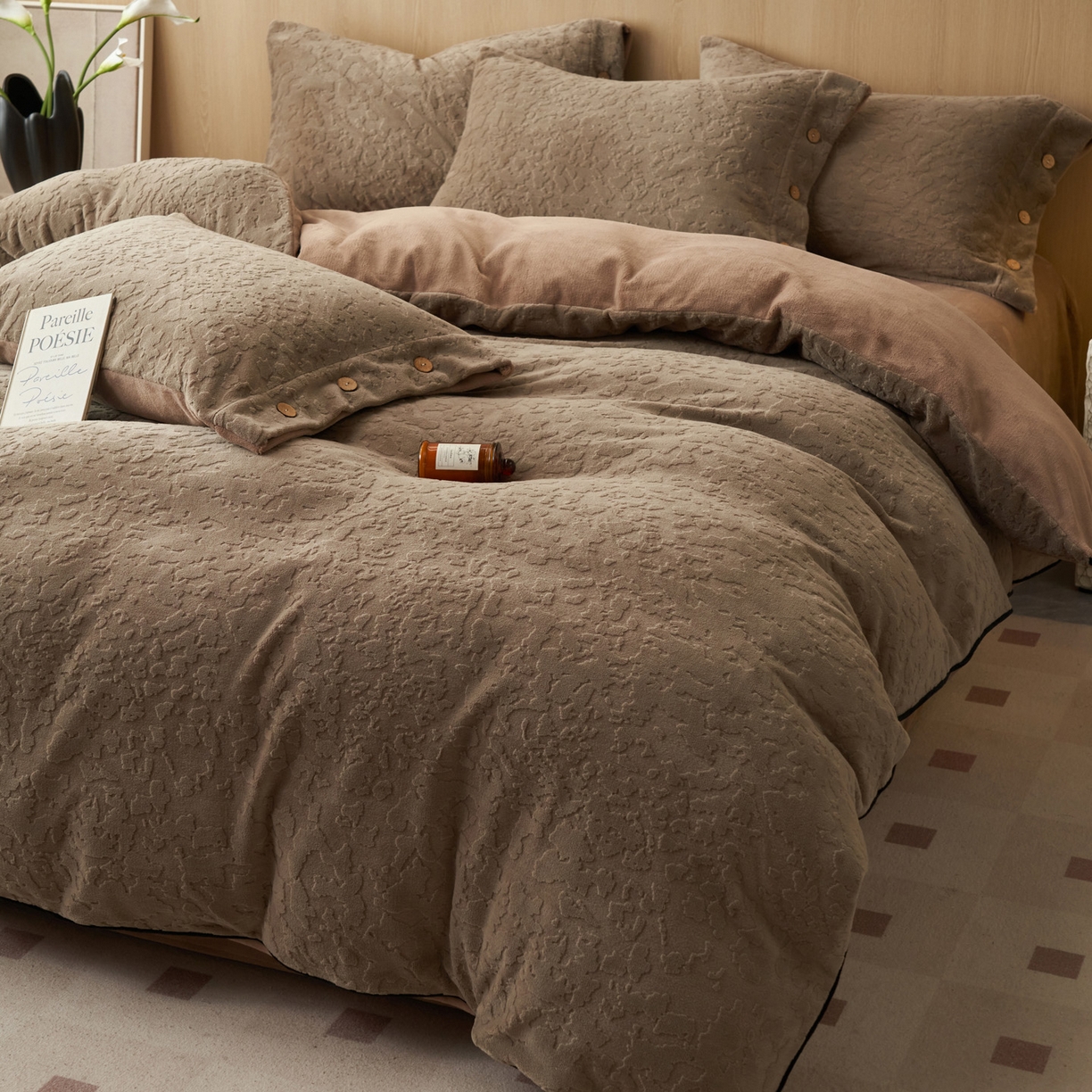 91家纺网 家纺一手货源 找家纺 寐绸家纺 2025秋冬新款230g牛奶绒壁纸风雕花四件套 壁纸风-棕色