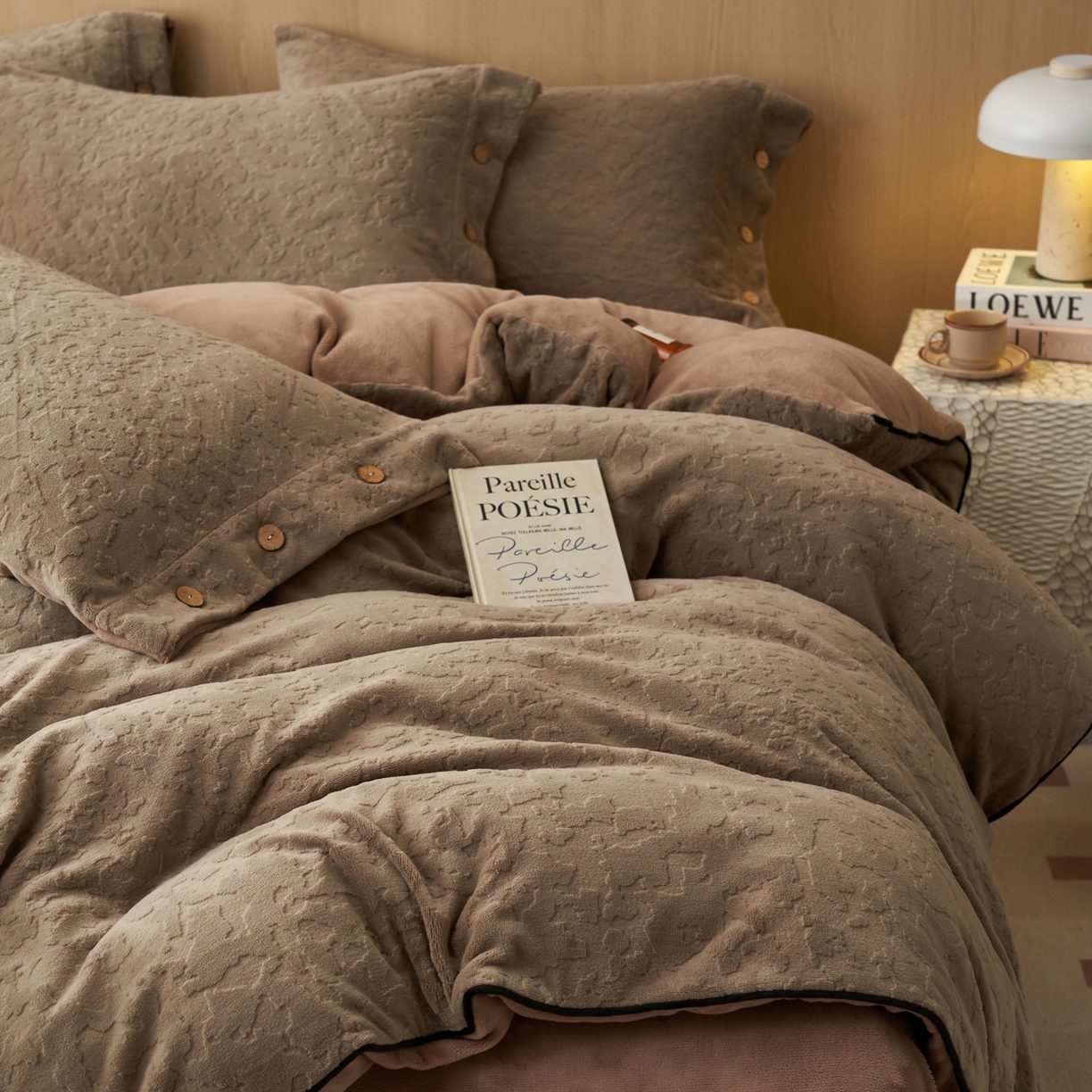 91家纺网 家纺一手货源 找家纺 寐绸家纺 2025秋冬新款230g牛奶绒壁纸风雕花四件套 壁纸风-棕色