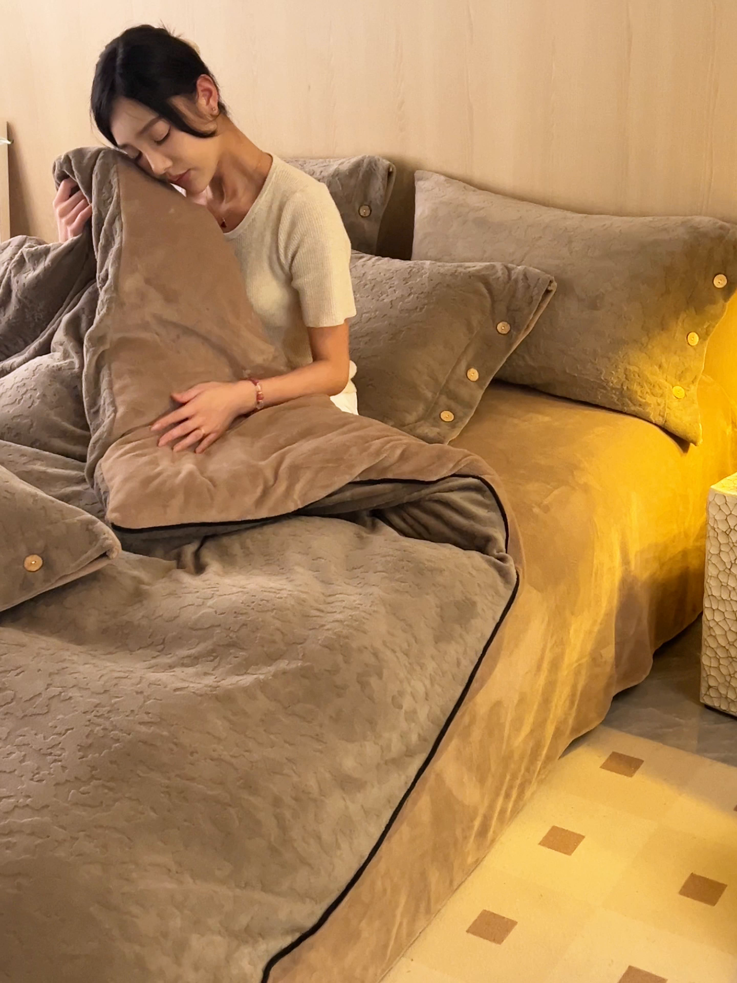 91家纺网 家纺一手货源 找家纺 寐绸家纺 2025秋冬新款230g牛奶绒壁纸风雕花四件套 壁纸风-棕色