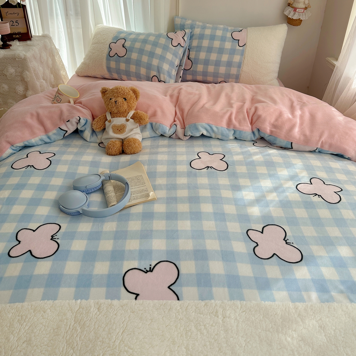 91家纺网 家纺一手货源 找家纺 顾里家纺 2025新款ins韩风甜感羊羔拼接牛奶绒少女系四件套 蓝格蝴蝶