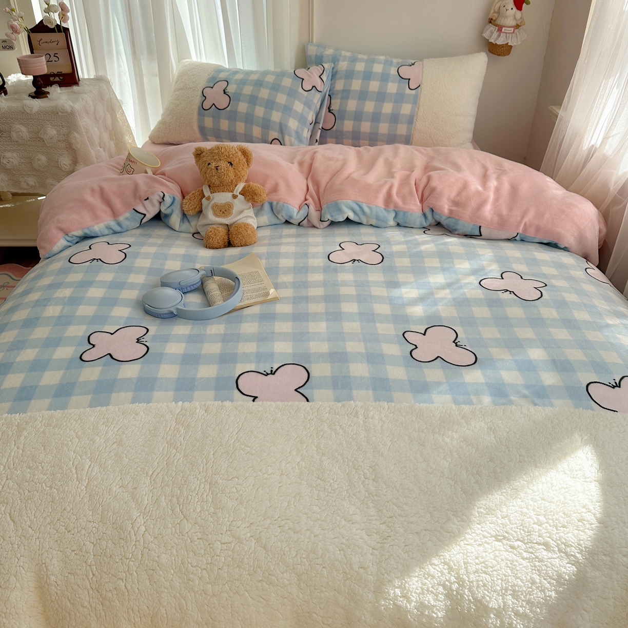 91家纺网 家纺一手货源 找家纺 顾里家纺 2025新款ins韩风甜感羊羔拼接牛奶绒少女系四件套 蓝格蝴蝶